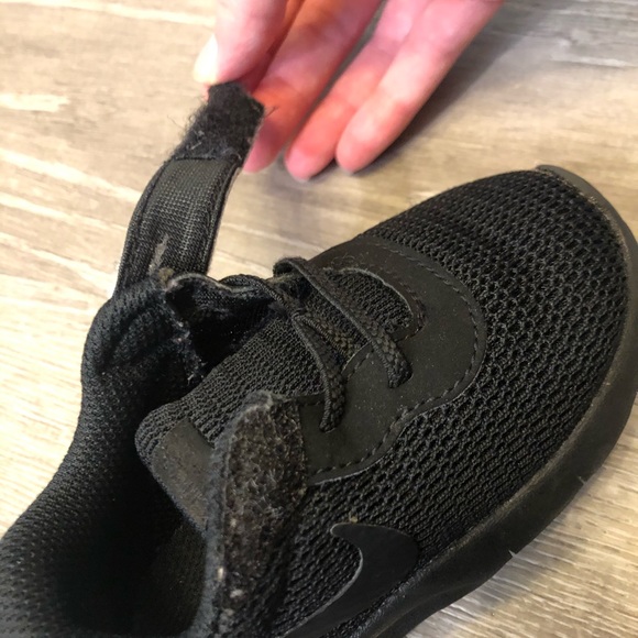 Nike toddler sneaker size 5c, black - Picture 6 of 8
